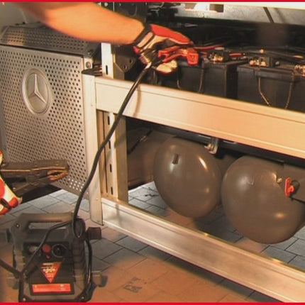 KS TOOLS 12 V Batterie-Booster, mobiles Starthilfegerät 700 A ( 550.1710 ) - Toolbrothers