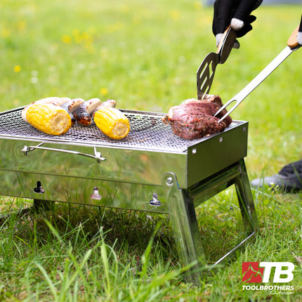Toolbrothers Set de barbacoa de carbón de acero inoxidable portátil para camping montaje sin herramientas 43 x 29 x 23 cm plata + cubiertos de barbacoa, guantes de barbacoa y compartimentos de barbacoa 8 piezas