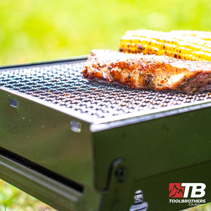 Toolbrothers Parrilla de carbón portátil de exterior para camping set de montaje sin herramientas 43 x 29 x 23 cm negro + cubiertos, guantes y tazas de parrilla 8 uds.