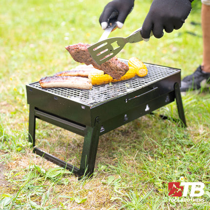 Toolbrothers Parrilla de carbón portátil de exterior para camping set de montaje sin herramientas 43 x 29 x 23 cm negro + cubiertos, guantes y tazas de parrilla 8 uds.