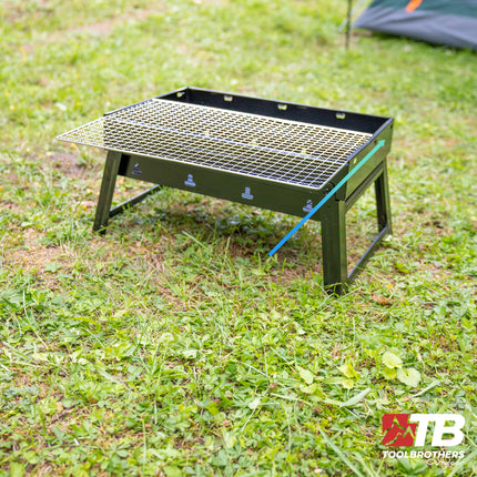 Toolbrothers Parrilla de carbón portátil de exterior para camping set de montaje sin herramientas 43 x 29 x 23 cm negro + cubiertos, guantes y tazas de parrilla 8 uds.